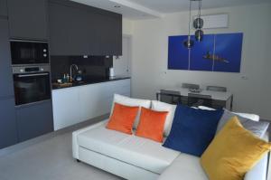 Modern 2BR Apartment Private Parking Walk to Dona Ana Beach & Lagos Old Town