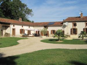 Maisons de vacances Very spacious and luxurious holiday home on quiet estate 1880 with pool : photos des chambres