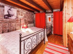 Maisons de vacances Charming Farmhouse in Cros de G orand with Swimming Pool : photos des chambres