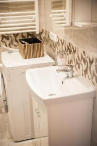 V 13 - 3 BDR Balcony, Views - Courtyard n Vokiečių