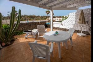 in front of the pool, large terrace, elegant & confortable, Wi-Fi