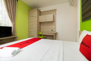 RedDoorz Syariah near Prasetya Mulya Cilandak campus