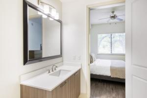 Doral 1 BR w Pool Gym MIA-14