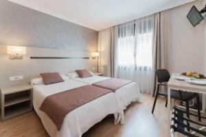 Twin Room room in Hotel & Apartahotel SERHS Cosmos