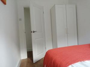 Lovely 3 Bedrooms Flat Near Romford Station With Free Parking