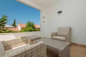 Holiday home with large sunny terrace, Costabella