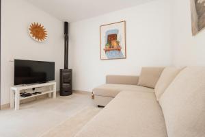 Holiday home with large sunny terrace, Costabella