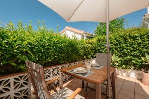 Holiday home with large sunny terrace, Costabella