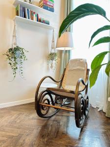 The Spot with Green Chair - cozy space near Danube