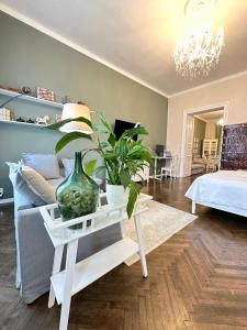 The Spot with Green Chair - cozy space near Danube