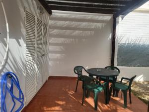 Casa baja naturista con palmeras y patio!