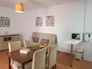 Casa baja naturista con palmeras y patio!