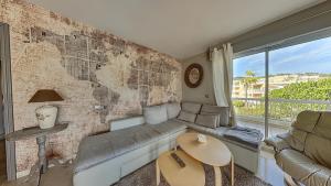 Appartements Penthouse, situe sur le prestigieux golf de Barbossi a Mandelieu, dans un domaine securise avec gardien disposant de 3 p : photos des chambres