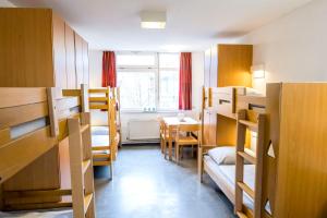 Six-Bed Room room in Jugendherberge Hamburg Horner Rennbahn
