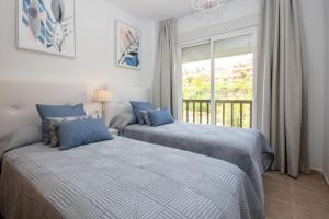 Penthouse with Roof Terrace, BBQ, Pool- and Sea Views