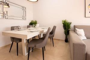 Penthouse with Roof Terrace, BBQ, Pool- and Sea Views