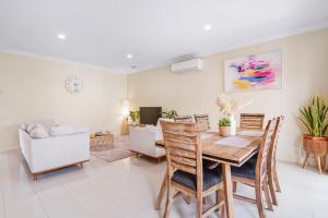 4 bedrooms house walking to shopping town#20A