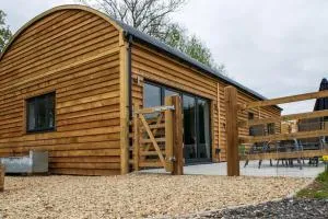 Luxury Barn Conversion with Hot Tub- 'Blackbird' - Ab Lench