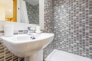 A&N Mediterranean Family Apartment with Pool & Parking