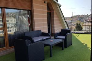 UNIQUE Studio- Great Balcony and View! PARKING possibility!