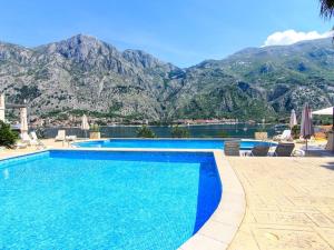 Sea view and pool! Brend new! Vista