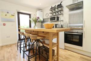 Town centre apartment with parking