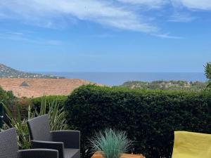 Cap Esterel : 2 pièces jardin, accès piscines - FR-1-504-567