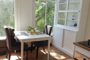 Amsterdam - Bright, canal-side, central, renovated 1BR
