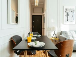 Bright 2BR Flat - Palace Hall - Charming Balcony