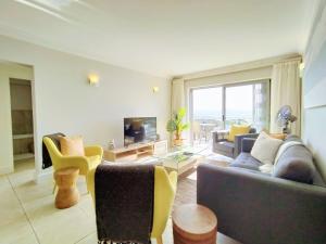 Ursulas Upmarket Apartment - Panoramic Views, Large Patio - Braai, WIFI - DSTV