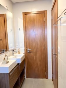 Apto moderno com lareira, piscina aquecida e infra completo em Gramado