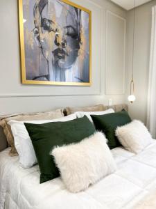 Apto moderno com lareira, piscina aquecida e infra completo em Gramado