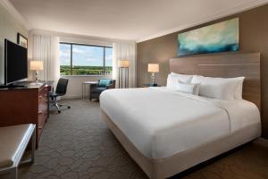 Pantry Level, Guest room, 1 King room in Delta Hotels by Marriott Richmond Downtown