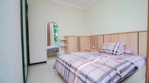 Villa Syariah Lucia B10 with Private Pool and Balcony