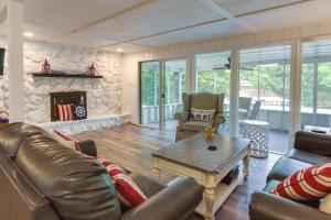 Dock + Screened Porch: Lake of the Ozarks Getaway!