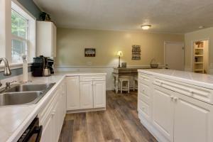 Dock + Screened Porch: Lake of the Ozarks Getaway!