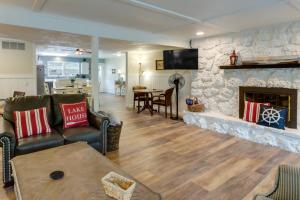 Dock + Screened Porch: Lake of the Ozarks Getaway!