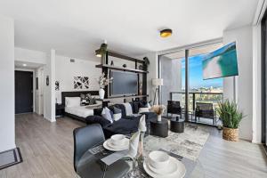 Corner condo w Unrivaled views