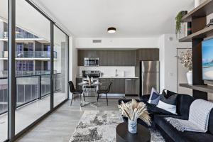 Corner condo w Unrivaled views