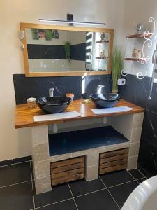 Maisons de vacances Villa jardin piscine jacuzzi : photos des chambres