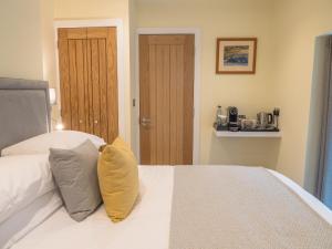 Small Double Room room in Waterfront House