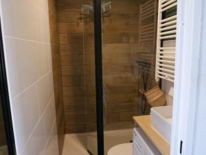 Joli studio vue Mont Saint Clair, parking, ménage et linge de lit inclus