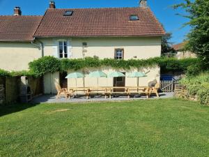Maisons de vacances Meadow View Gites - Grande gites, piscine, wi-fi - Janaillat, Creuse, France, 23250 : photos des chambres