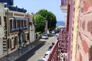 Cosy cocoon with 2 balconies and sea view