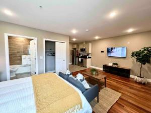 402 Stylish luxe Apt at center city self check-in