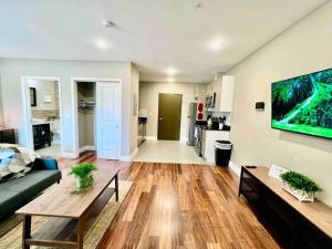 402 Stylish luxe Apt at center city self check-in