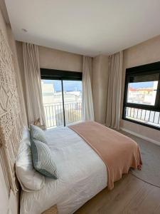 PONIENTE PENTHOUSE - Ático de Lujo con Terraza Vistas Jacuzzi y Wifi