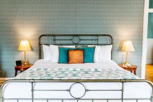 Deluxe King Suite room in White House Hotel