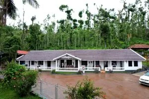 Jungle Greens Homestay - Water Activities, 150Y Estate, Home Food - Avathi