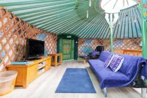 Green Yurt with Hot Tub - Sleeps 3 Parking & WiFi - New Pitsligo